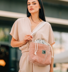 Torebka listonoszka pudrowy róż z kominem z materiału tapicerskiego typu szenila