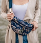 Nerka z wodoodpornego, drukowanego poliestru, kwiaty  na granacie